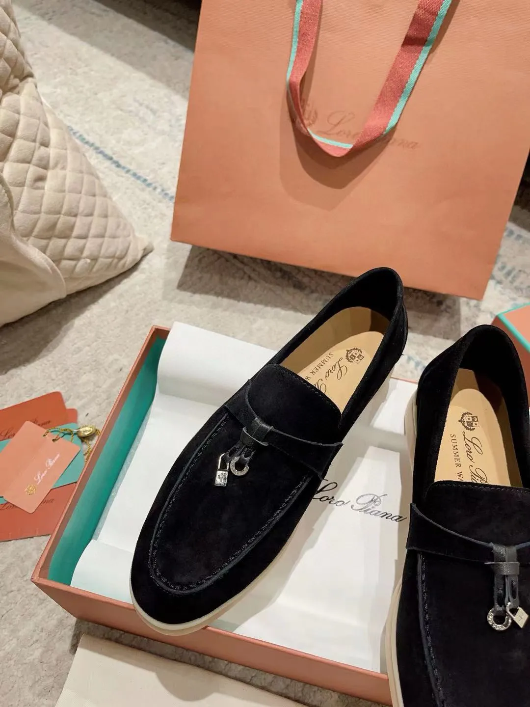 Factory price: 520💰4050 new color. Original purchase, 1⃣️: 1⃣️ folded and developed, Loro Piana professional model to try on feet, quality purchase level, flash sale of common products on the market, welcome to compare, original packaging. Fabric: Imported from Italy🐑High mercerized shearling, Lining: Hand-sewn mark thread in water-dyed cowhide imported from Italy🧵, high-end and elegant. Comfortable on the feet. Size: Women's 35-42 (41, 42) customized, non-returnable, men's 38-45 (46, 47, 48) customized, non-refundable. Fashionable boutiques that you can’t miss, a must-have item